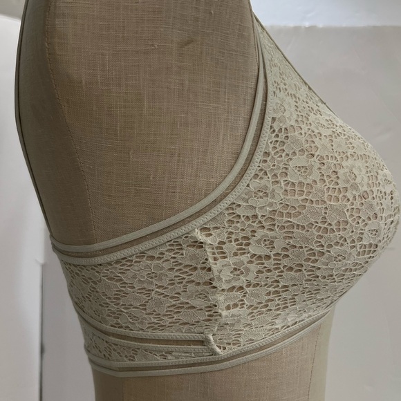 VICTORIA  SECERT 💕White  Lacey bralette👙ADJUSTABLE STRAPS⭐️⭐️size S - Picture 2 of 10